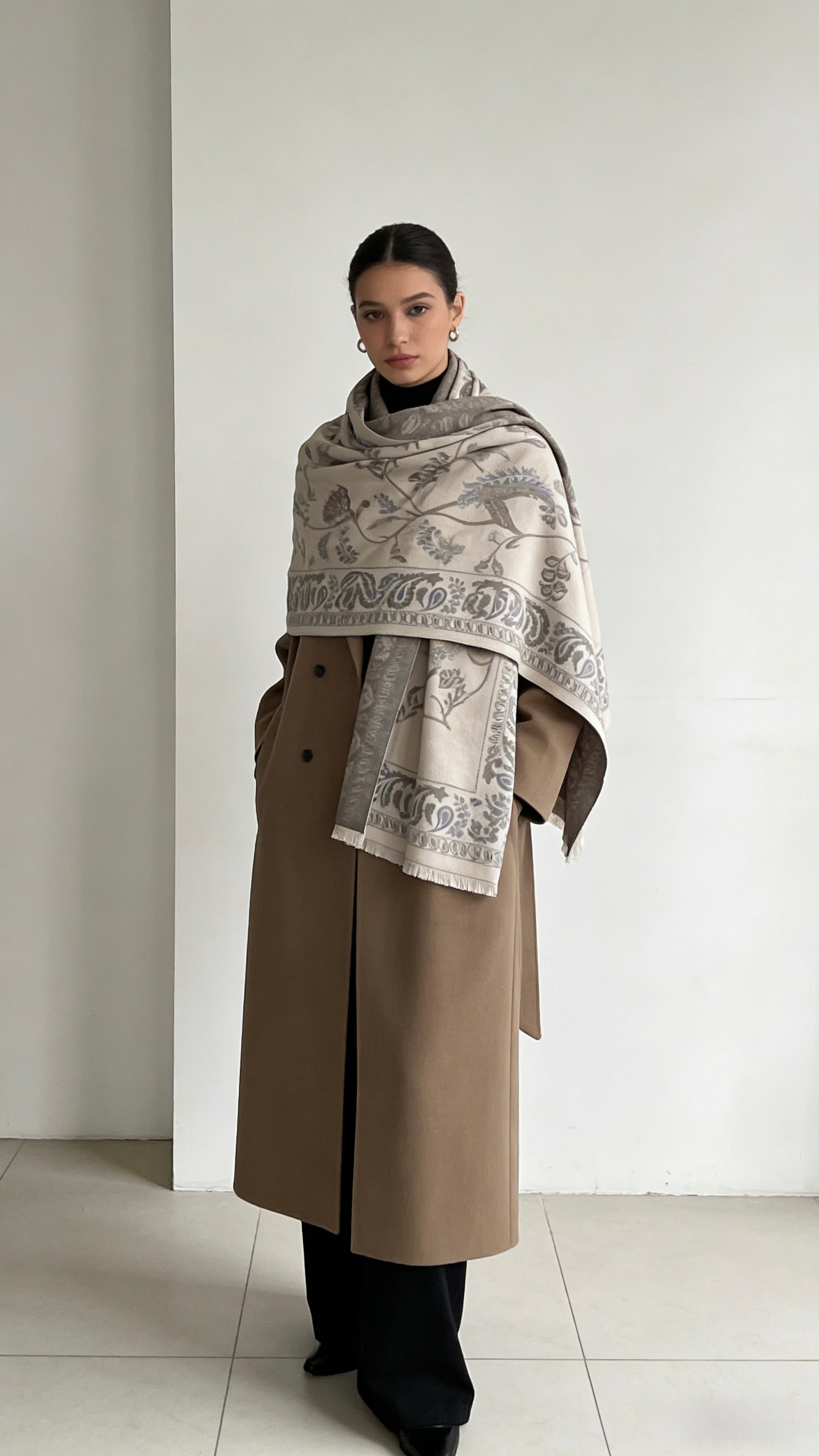 Luxurious 95% cashmere scarf with botanical jacquard pattern. Soft beige-grey floral shawl perfect for travel & formal wear. Versatile, timeless design.