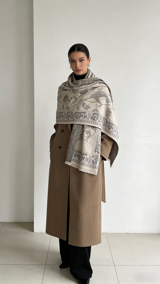 Luxurious 95% cashmere scarf with botanical jacquard pattern. Soft beige-grey floral shawl perfect for travel & formal wear. Versatile, timeless design.